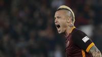 Pemain  AS Roma, Radja Nainggolan  merayakan golnya ke gawang Inter Milan saat timnya bermain imbang 1-1 pada lanjutan Serie A, di Stadion Olimpico, Sabtu atau Minggu (20/3/2016) dini hari WIB. (REUTERS/Max Rossi)