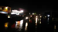 Kemacetan lalu lintas akibat genangan air atau banjir di jalan nasional kawasan Rancaekek, Kabupaten Bandung, Jawa Barat, Senin (31/10/2016) malam. (Twitter/ @@bia_tresna)