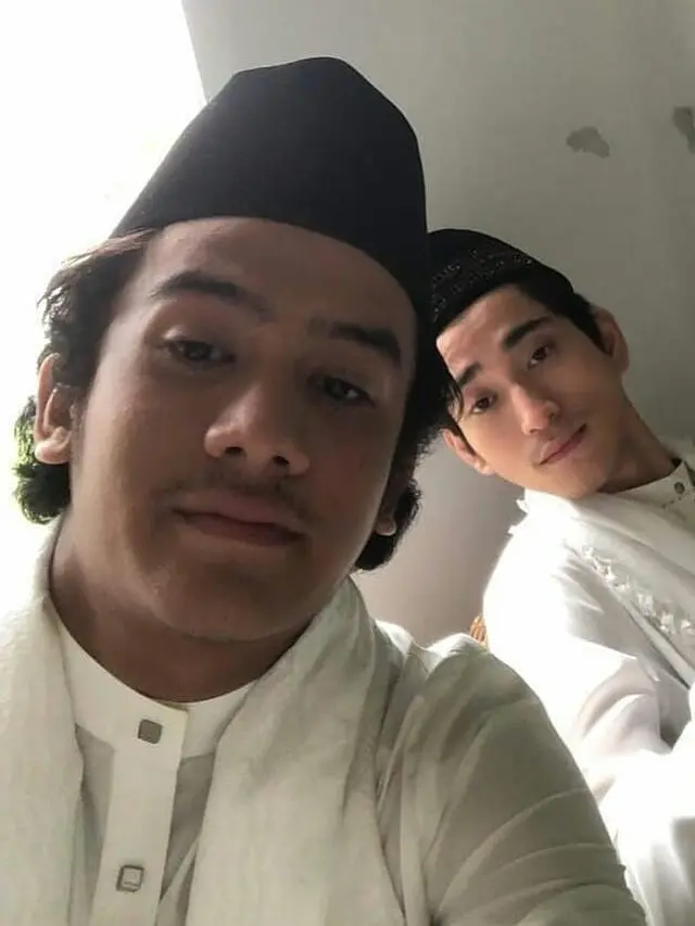 6 Potret Kedekatan Pemain Sinetron Pesantren Rock N’ Dut di Balik Layar, Kompak