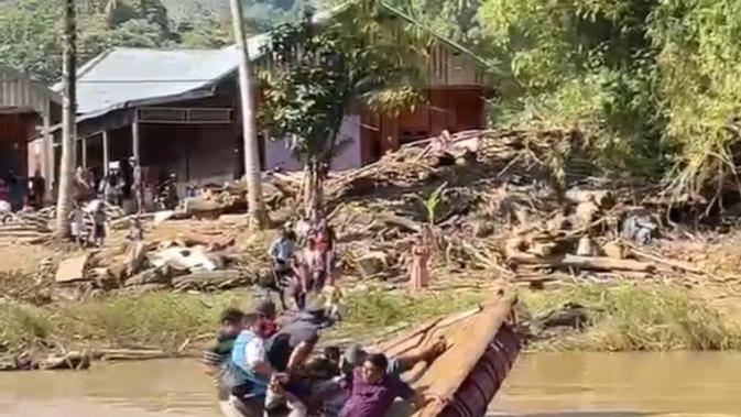 Rakit Terbalik, Wagub Aceh Jatuh ke Sungai Saat Ingin Tahu Kondisi Nyata Dampak Banjir