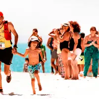 Ilustrasi seorang ayah dan anaknya yang sedang mengikuti lari marathon (Sumber: Pexels.com/RUN 4 FFWPU)