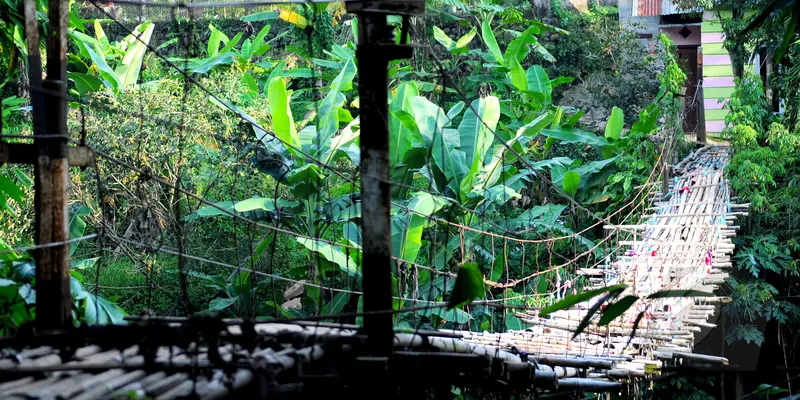 Warga Perbatasan Nekat Lewati Jembatan Bambu