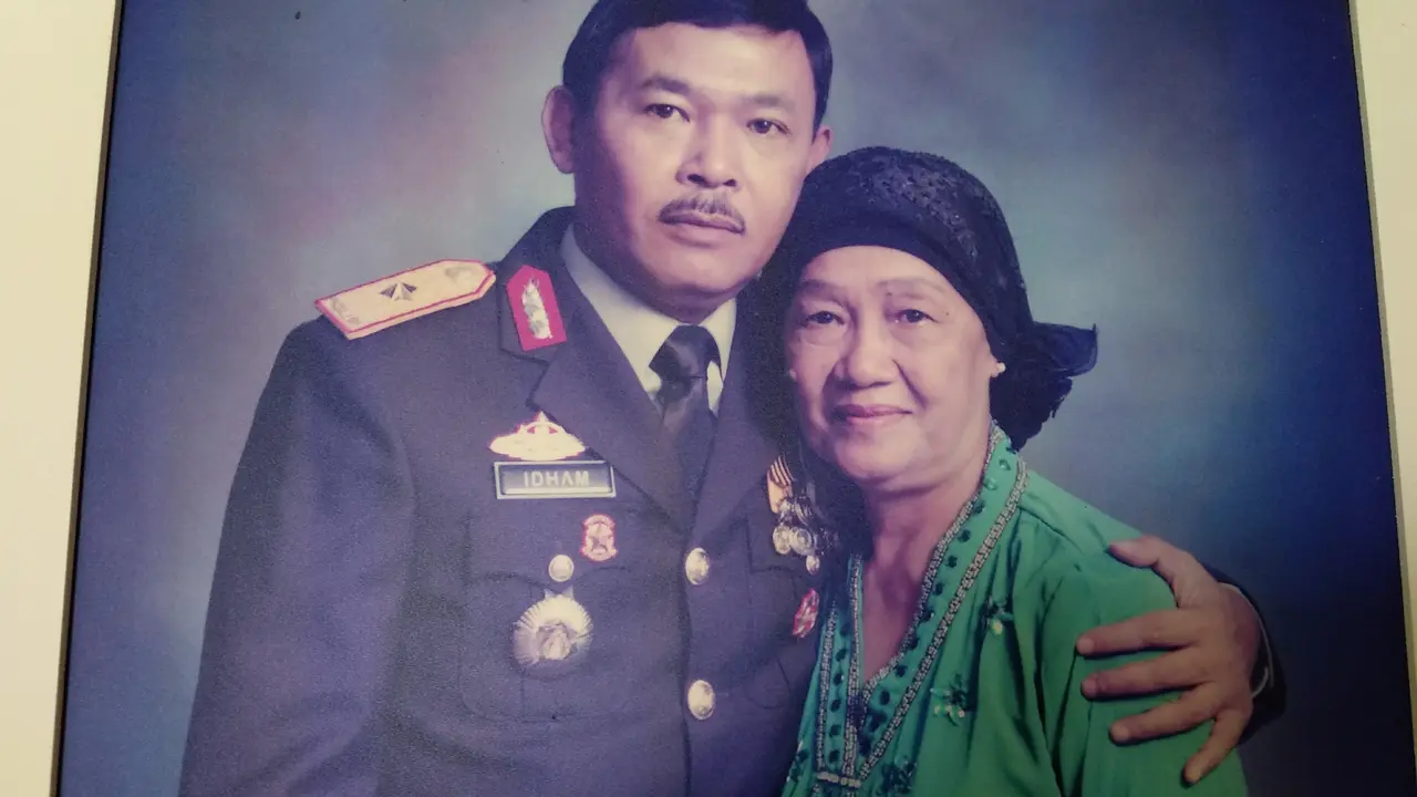 Komjen Pol Idham Aziz bersama ibunya, Hj Tuti Pertiwi Aziz.(Lipitan6.com/Ahmad Akbar Fua)