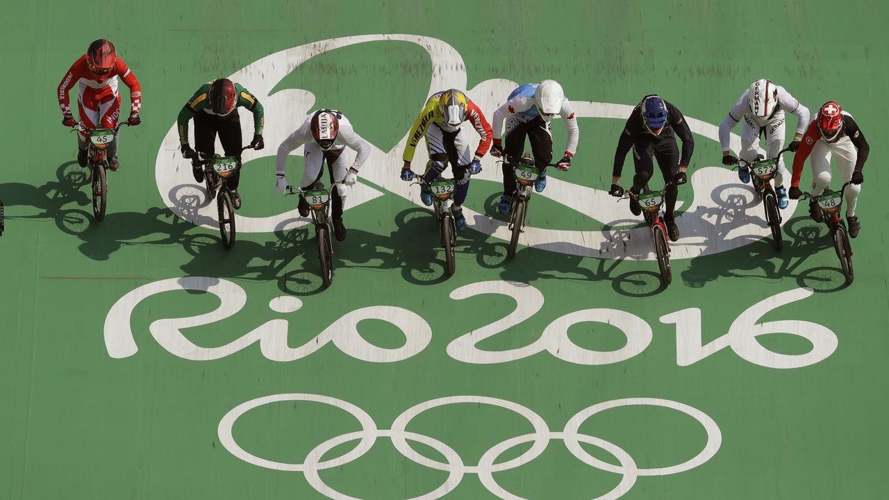 Aksi Toni Syarifudin pada Balapan BMX Olimpiade Rio 2016