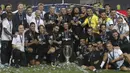 Para pemain Real Madrid merayakan gelar Piala Super Eropa usai mengalahkan Manchester United di Stadion Philip II, Skopje, Selasa (8/8/2017). Ini merupakan gelar Piala Super Eropa keempat bagi Real Madrid. (AP/Boris Grdanoski)