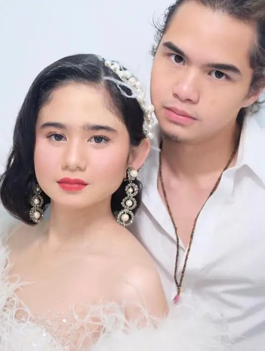 Keduanya tampil kompak mengenakan busana warna putih, bak putri dan pangeran. (Instagram/tissabiani).