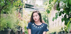 Artis cantik Salshabilla Adriani terciduk merokok di sebuah cafe.