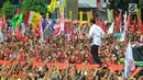 Capres 01 Joko Widodo berlari menyapa pendukungnya saat kampanye terbuka di Banyumas, Jawa Tengah, Kamis (4/4). Dalam kampanye tersebut Jokowi mengajak para pendukung untuk memerangi hoax dan memenangkan pasangan no urut 01 Jokowi-ma'ruf di banyumas.(Liputan6.com/Angga Yuniar)