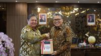 Menteri Koordinator Bidang Perekonomian Airlangga Hartarto menerima hasil audit BPK. (Dok Kemenko Perekonomian)