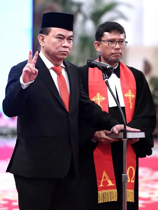 Jokowi menegaskan penyelesaian BTS tetap harus diutamakan. Dia menyebut penyelesaian kasus hukum korupsi BTS juga harus berjalan. (Biro Pers Sekretariat Presiden/Kris)