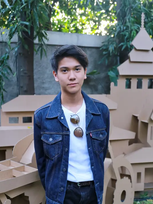 "Novel Dilan sih pernah baca. Semenjak ditawarin, makin mendalami dan makin suka sama karakter Dilan. Dan aku mencoba menggali informasi tentang Dilan ke ayah (Pidi Baiq), ke sutradara Mas Fajar Bustomi juga," kata Iqbaal.  (Adrian Putra/Bintang.com)