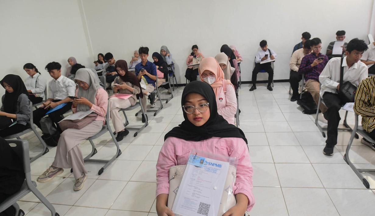 Peserta Ujian Tulis Berbasis Komputer (UTBK) Seleksi Nasional Berdasarkan Tes (SNBT) menanti waktu di ruang ujian komputer, Universitas Veteran Jakarta, Limo, Depok, Jawa Barat, Senin (21/4/2026). Ujian Tulis Berbasis Komputer (UTBK) Seleksi Nasional Berdasarkan Tes (SNBT) 2026 resmi dilaksanakan dalam 1 gelombang pada 21-30 April 2026. (merdeka.com/Arie Basuki)