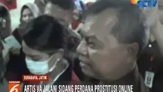 Dalam sidang dengan agenda pembacaan surat dakwaan, jaksa menilai terdakwa telah dengan sengaja mendistribusikan sejumlah konten asusila kepada muncikari