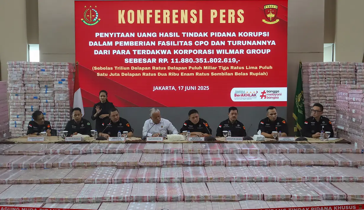 Kepala Pusat Penerangan Hukum (Kapuspenkum) Kejaksaan Agung (Kejagung) Harli Siregar (keempat kiri atau baju putih) bersama para direktur dan kepala bagian terkait memberi keterangan tentang penyitaan uang hasil tindak pidana korupsi dalam pemberian fasilitas ekspor minyak sawit mentah (CPO) dan turunannya dari para terdakwa korporasi Wilmar Group di Gedung Bundar Kejaksaan Agung, Jakarta, Selasa (17/6/2025). (merdeka.com/Arie Basuki)