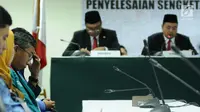 Sekjen Partai Idaman, Ramdansyah (kiri) mengikuti sidang adjudikasi penyelesaian sengketa proses pemilu di Jakarta, Senin (15/1). Sidang memutuskan menolak gugatan tiga pemohon yaitu Partai Idaman, PIKA, dan PPPI. (Liputan6.com/Helmi Fithriansyah)