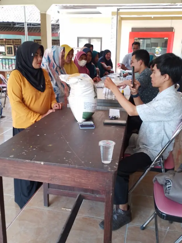 Ribuan KPM di Banyuwangi Terima Bansos Beras dari Pemerintah Pusat