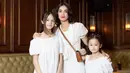 Anak Ussy Sulistiawaty dan Andhika Pratama, Elea juga jadi salah satu anak artis yang memiliki paras cantik. Ia dan sang mamah Ussy pun tampil kompak dengan dress putihnya. @ussypratama
