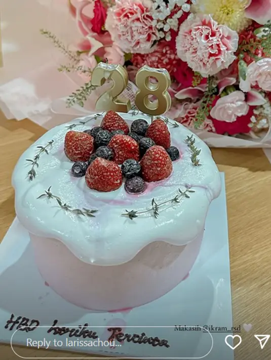 Ini adalah detail kue ulang tahun Larissa yang diberikan Ikram Rosadi. Larissa suka warna merah muda, kue ulang tahun dan buket bunganya pun tak jauh dari warna tersebut. Konsep kue ulang tahun yang simpel ini sangat menggambarkan ‘Larissa Chou’. Banyak yang turut bahagia atas kebahagiaan Larissa, netizen ramai bubuhkan ucapan selamat di unggahan Ikram Rosadi. (Liputan6.com/IG/@larissachou)
