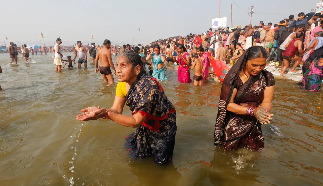 Umat Hindu berdoa pada hari Basant Panchami dalam festival tahunan Magh Mela di Allahabad, India, Senin (22/1). Perayaan Basant Panchami menandai awal musim semi. (AP Photo/Rajesh Kumar Singh)