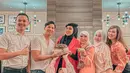 Potret bahagia Fairuz merayakan ulang tahun bersama orang-orang tercinta. Sebuah perayaan di gelar di salah satu hotel mewah di Jakarta. Hal itu terlihat dari lokasi yang disematkan. [Instagram/fairuzarafiq]