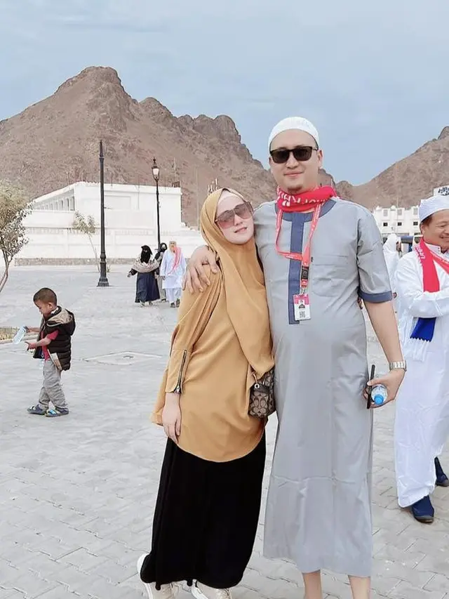 Rani Tamara diketahui sedang menjalankan ibadah umrah bersama suaminya, Aminullah Muhamad Abduh.