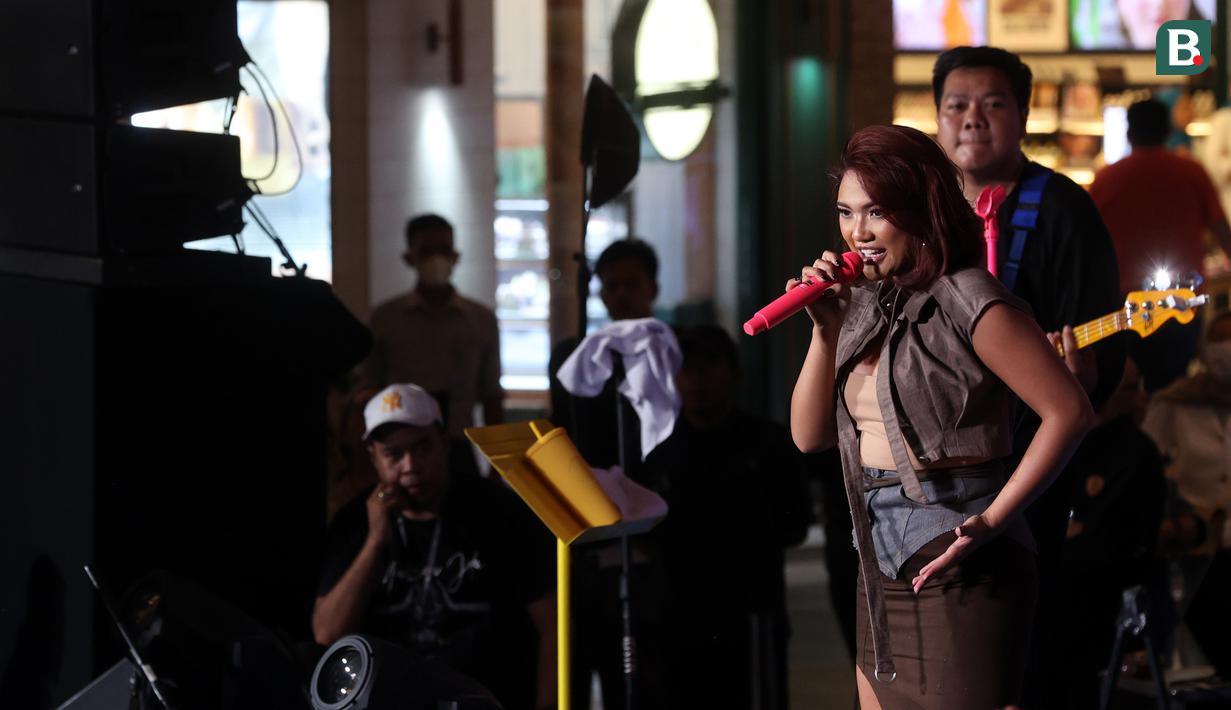 Penyanyi Marion Jola menghibur para fans yang menghadiri acara Vidio Premier League Festival di Cilandak Town Square, Jakarta, Sabtu (5/8/2023). (Bola.com/Ikhwan Yanuar)