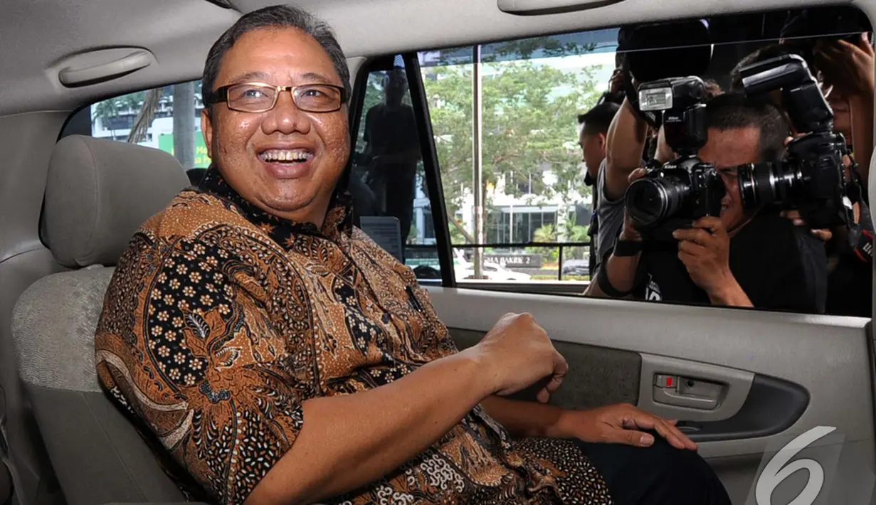 Menkop dan UKM AA Gede Ngurah Puspayoga memasuki mobil yang menjemputnya usai menyerahkan laporan harta kekayaan penyelenggara negara (LHKPN) kepada KPK, Jakarta, Senin   (10/11/2014) (Liputan6.com/MIftahul Hayat)