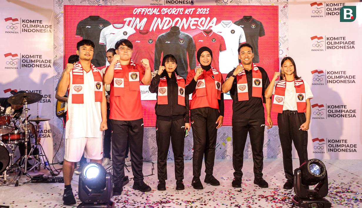 (Kiri ke kanan) sejumlah atlet Indonesia, Yuda Saputera, Alan Raynold Kumaseh, Angel Gabriella Yus, Diananda Chaerunnisa, Bagus Saputra, dan Sukma Lintang Cahyani berfoto bersama saat launching jersey baru Tim Indonesia untuk Asian Games 2022 Hangzhou di Kantor NOC Indonesia Lantai 16, Gedung FX Senayan, Jakarta, Sabtu (09/09/2023). (Bola.com/Bagaskara Lazuardi)