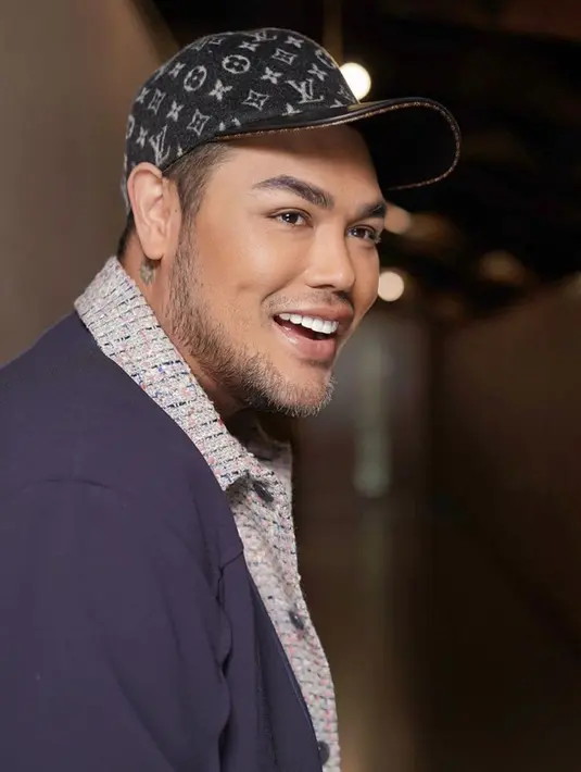 Topi yang dipakai Ivan Gunawan juga dari brand ternama. Kali ini, ia memakain topi keluaran dari Louis Vuitton berwarna hitam. Cocok banget dengan busananya yang berwarna navy dan putih.(Liputan6.com/IG/@ivan_gunawan)