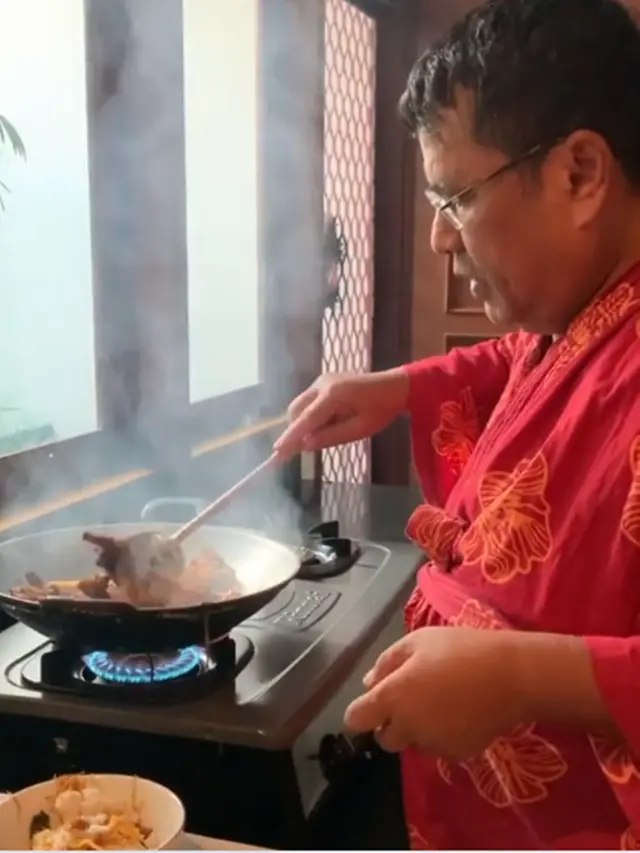 5 Potret Hotman Paris Isolasi di Rumah, Sibuk Masak Sendiri