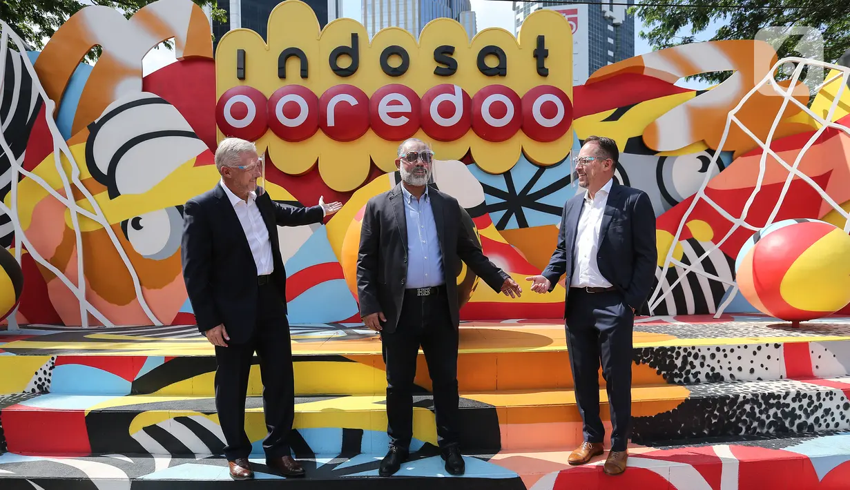 Head of Ericsson Indonesia Jerry Soper, Chief Technology & Information Officer Indosat Ooredoo Medhat Elhusseiny dan Key Account Manager Indosat Ooredoo Ericsson Indonesia Anders Rian berbincang kemitraan transformasi pengalaman digital di Jakarta, Jumat (11/12/2020). (Liputan6.com/Fery Pradolo)