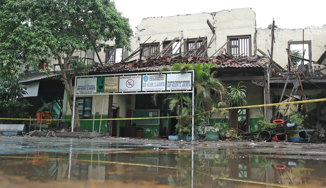 Kondisi bangunan SMPN 32 Pekojan Jakarta Barat yang roboh pada Kamis (21/12). Akibat peristiwa ini, dikabarkan tiga orang terluka. Dua di antaranya terkena serpihan reruntuhan bangunan. (Liputan6.com/Herman Zakharia)