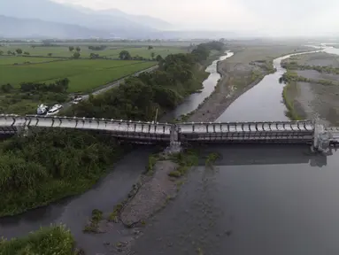 Pemandangan dari udara menunjukkan jembatan Kaoliao yang runtuh di wilayah Hualien Taiwan timur (19/9/2022). Gempa bermagnitudo 6,9 mengguncang Kabupaten Hualien, Taiwan, pada Minggu pukul 14.44 waktu setempat (13.44 WIB). (AFP/Sam Yeh)