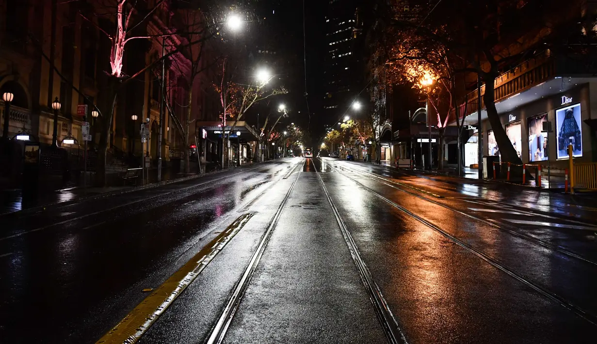 Situasi sebuah jalan saat penerapan jam malam di Melbourne, Australia (3/8/2020). Sementara ibu kotanya, Melbourne memasuki pembatasan Tahap 4 dengan aturan yang lebih ketat sebagai upaya untuk membatasi pergerakan masyarakat dan penyebaran COVID-19. (Xinhua/Bai Xue)