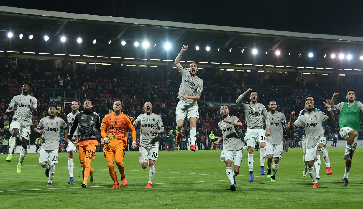 Para pemain Juventus merayakan kemenangan mereka atas Cagliari usai bertanding dalam lanjutan Liga Italia di Sardegna Arena, Cagliari, Italia, Selasa (2/4). Juventus menang dengan skor 2-0. (REUTERS/Alberto Lingria)