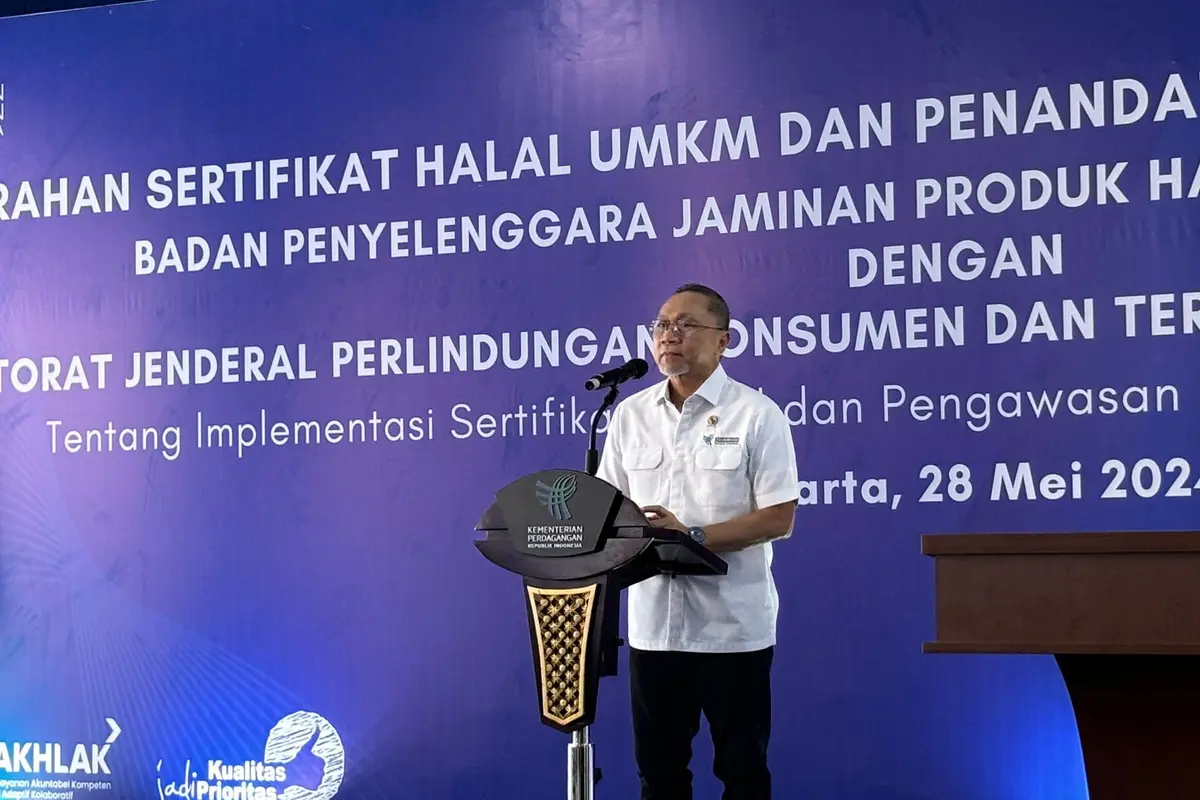 Menteri Perdagangan Zulkifli Hasan menyerahkan sertifikasi halal kepada 223 UMKM di gedung Direktorat Standardisasi dan Pengendalian Mutu, Jakarta Timur, Selasa (28/5/2024). (Tira/Liputan6.com).
