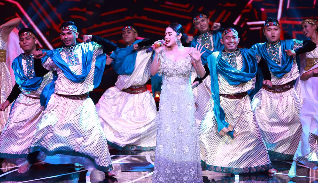 Pemilik Goyang Gergaji ini pun berhasil membuat panggung Indonesia Dangdut Awards 2015 semakin meriah. (Deki Prayoga/Bintang.com)