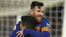 Striker Barcelona, Lionel Messi, melakukan selebrasi bersama Luis Suarez, usai membobol gawang Sevilla pada laga Copa del Rey di Stadion Camp Nou, (30/1/2019). (AFP/Lluis Gene)