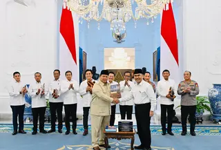 Prabowo Terima 10 Buku Rekomendasi dari Komisi Reformasi Polri
