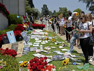 Para fans memperingati 5 tahun pasca kematian The King of Pop, Michael Jackson, Rabu (25/6/14) waktu setempat. (REUTERS/Kevork Djansezian)