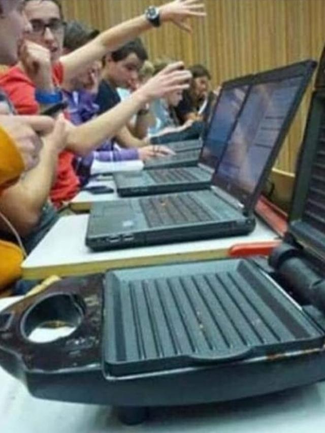 7 Potret Kocak Orang Numpang Belajar di Mana Aja