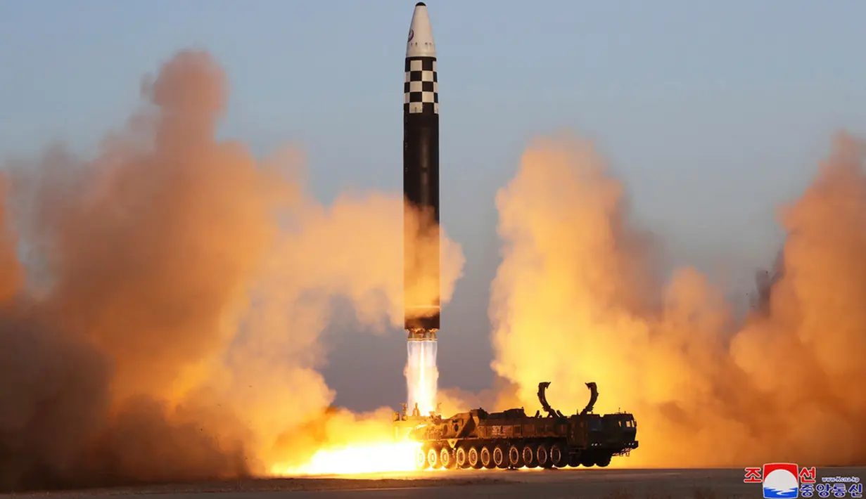 Sementara itu, Dewan Keamanan Nasional Korea Selatan mengungkapkan bahwa yang diluncurkan adalah ICBM berbahan bakar padat. Mereka menggarisbawahi peluncuran tersebut sebagai tindakan destabilisasi yang mengabaikan peringatan internasional dan berbagai resolusi Dewan Keamanan PBB. (Korean Central News Agency/Korea News Service via AP, File)