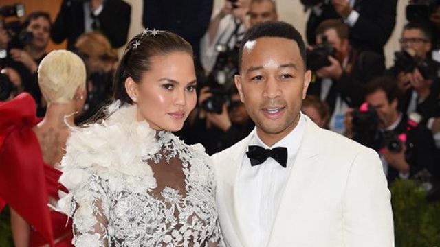 [Bintang] Chrissy Teigen dan John Legend