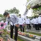 Menteri Kesehatan (Menkes) RI Budi Gunadi Sadikin bersama Wakil Menteri Kesehatan Dante Saksono Harbuwono berziarah ke Taman Makam Pahlawan (TMP) Kalibata, Jakarta, Rabu (2/10/2022). (Foto: dok. Kemenkes RI)