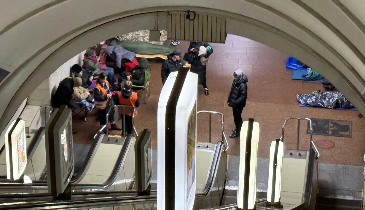 Suasana tegang menyelimuti stasiun kereta bawah tanah di tengah invasi Rusia ke Ukraina. Tampak dalam foto, orang-orang berlindung di stasiun metro saat serangan udara Rusia di Kyiv pada Selasa 25 November 2025, di tengah invasi Rusia ke Ukraina. (Yan Dobronosov/AFP)