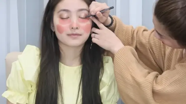 6 Momen Felicya Angelista Makeup-in Natasha Wilona Jadi Jennie Blackpink, Hasilnya Kocak