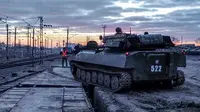 Sebuah tank Rusia berangkat ke Rusia setelah latihan gabungan angkatan bersenjata Rusia dan Belarusia sebagai bagian dari inspeksi Pasukan Tanggapan Negara Serikat, di lapangan tembak dekat Brest (15/2/2022). (Handout/Russian Defence Ministry/AFP)