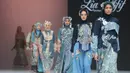 Model memperagakan busana berbahan Batik Tulis Jombang dalam koleksi AKASA DHARANI karya Lia Afif pada Indonesia Fashion Week (IFW) 2026 di Jakarta, Jumat, 31 Juli 2026. (KLY/Budy Santoso)