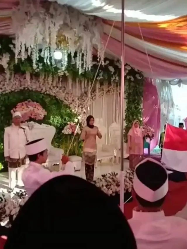 pengantin kibarkan bendera