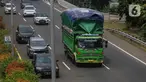 Truk dengan muatan barang melintas di ruas tol lingkar luar Jakarta, Kamis (8/5/2025). (Liputan6.com/Angga Yuniar)